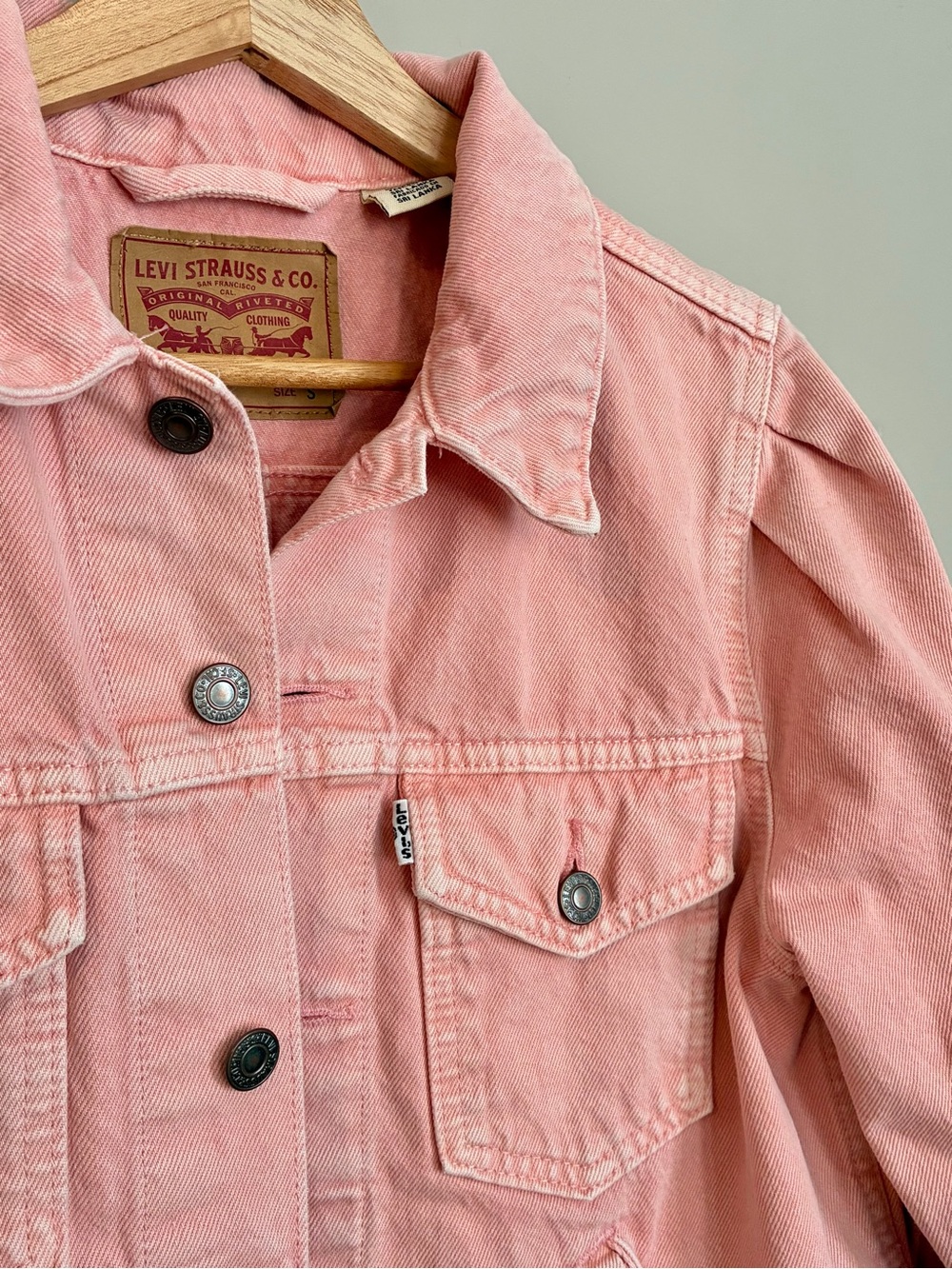 LEVI’S Pink Denim Jacket. 80s vintage style, puff shoulders. Size Small. CUTE! 💕